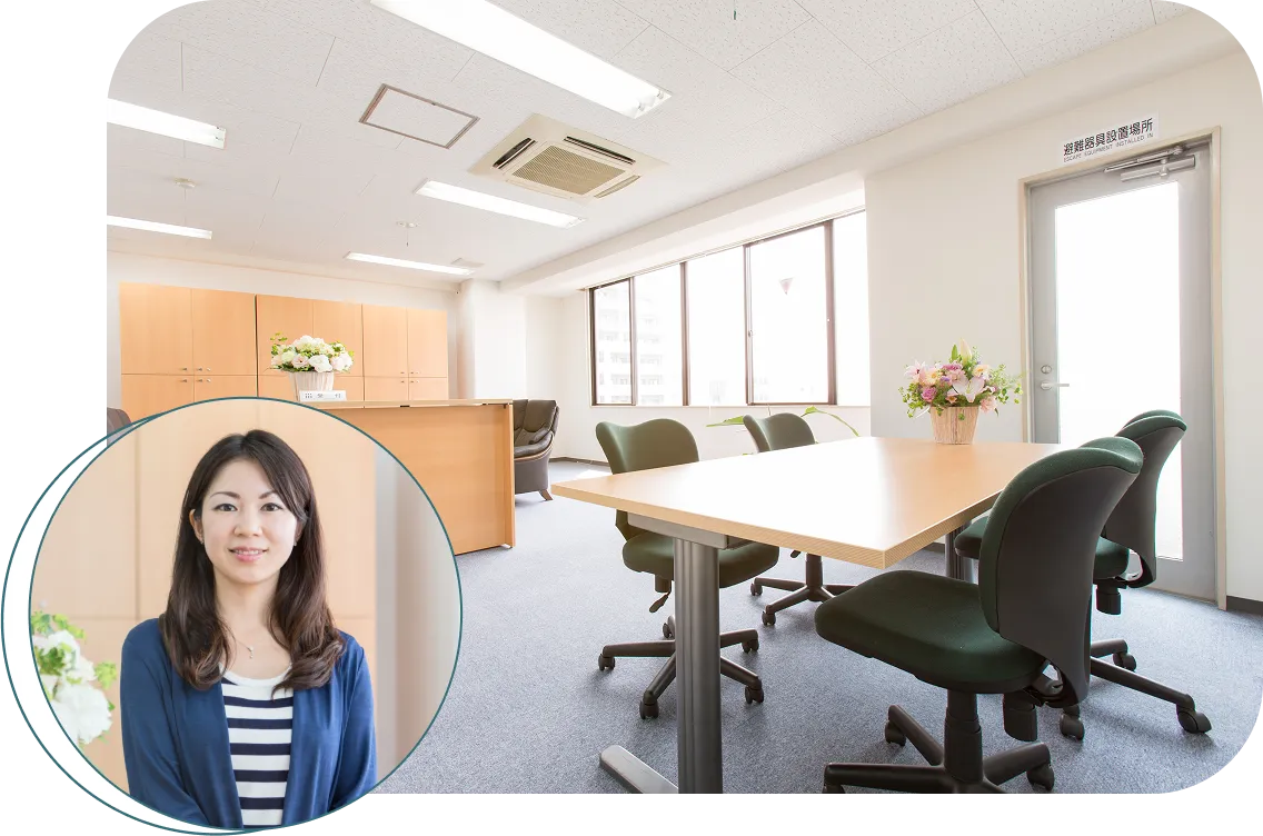 オフィスと女性スタッフの写真